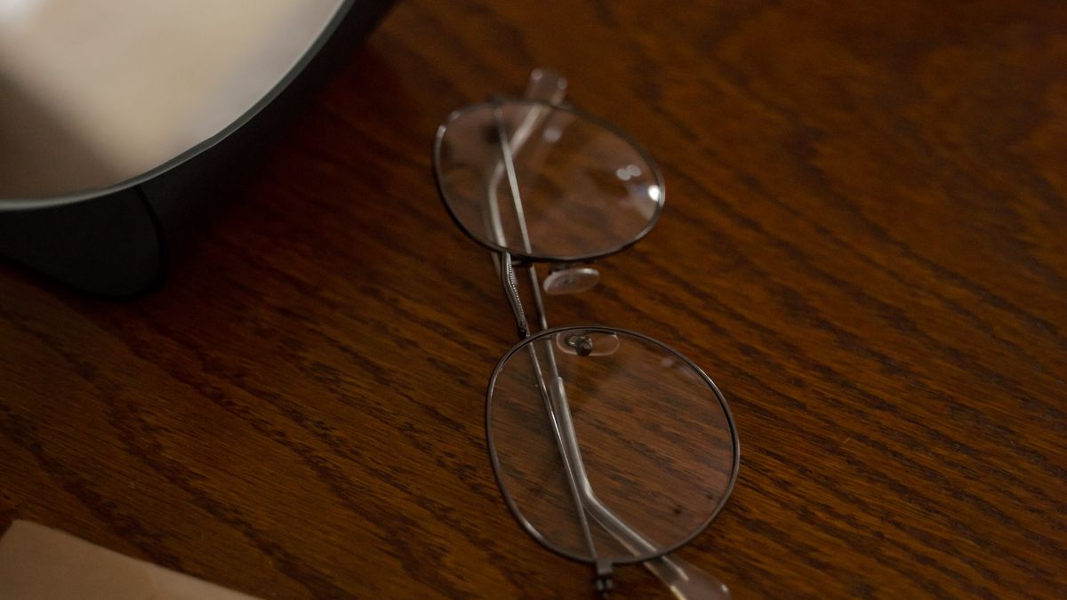 Lekkie złote okulary do czytania z wygodną oprawą złote lekkie okulary do czytania z metalową konstrukcją