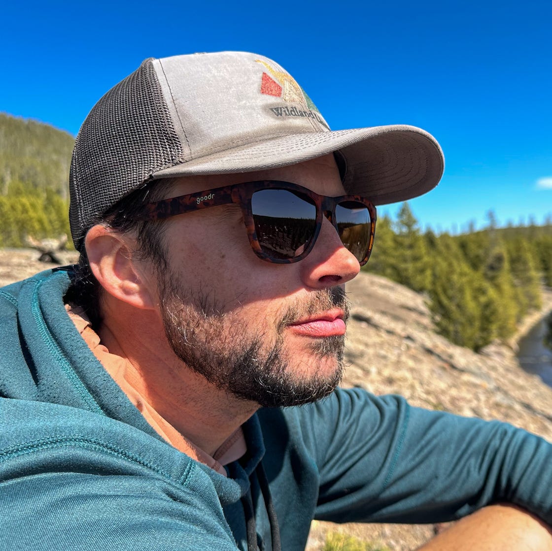 Terenowe zmagania z Oakley Frogskins: komfort i ochrona dla wymagających biegaczy