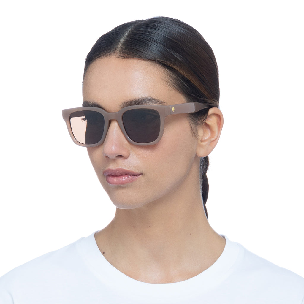 Ręce myją oczy pod bieżącą czystą wodą w umywalce łazienkowej