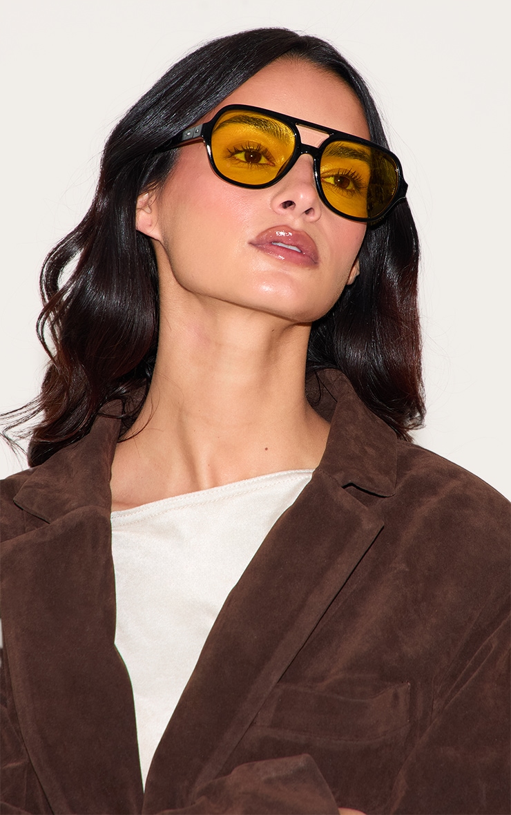 Pastelowy pomarańczowy model okularów okrągłych z cienkimi metalowymi ramkami