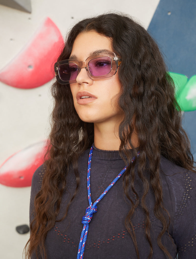 Specjalne okulary anty-smogowe z filtrem UV leżą na białym tle z etykietą