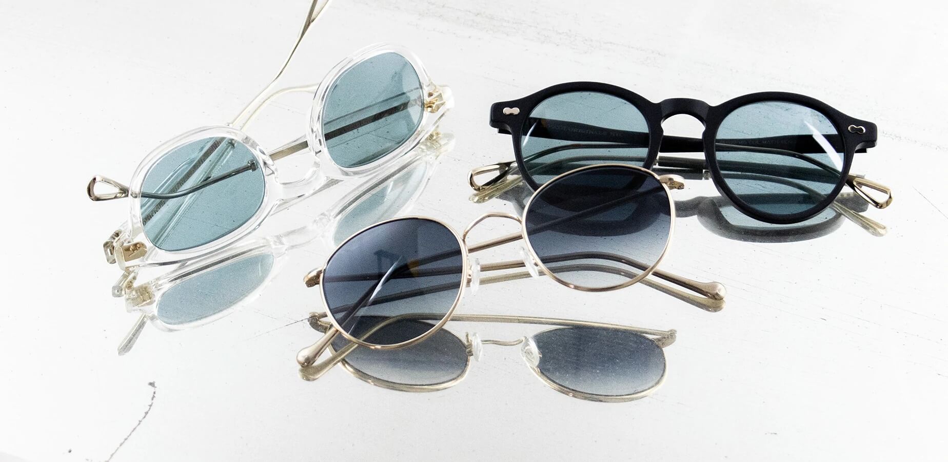 mężczyzna kosi trawę w okularach antyalergicznych osłaniających oczy przed pyłkami