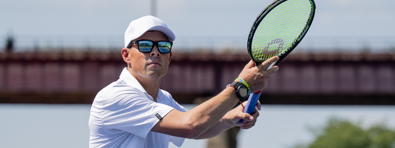 kobieta w okularach z wentylacją gra w squasha na korcie z rakietą w dłoni