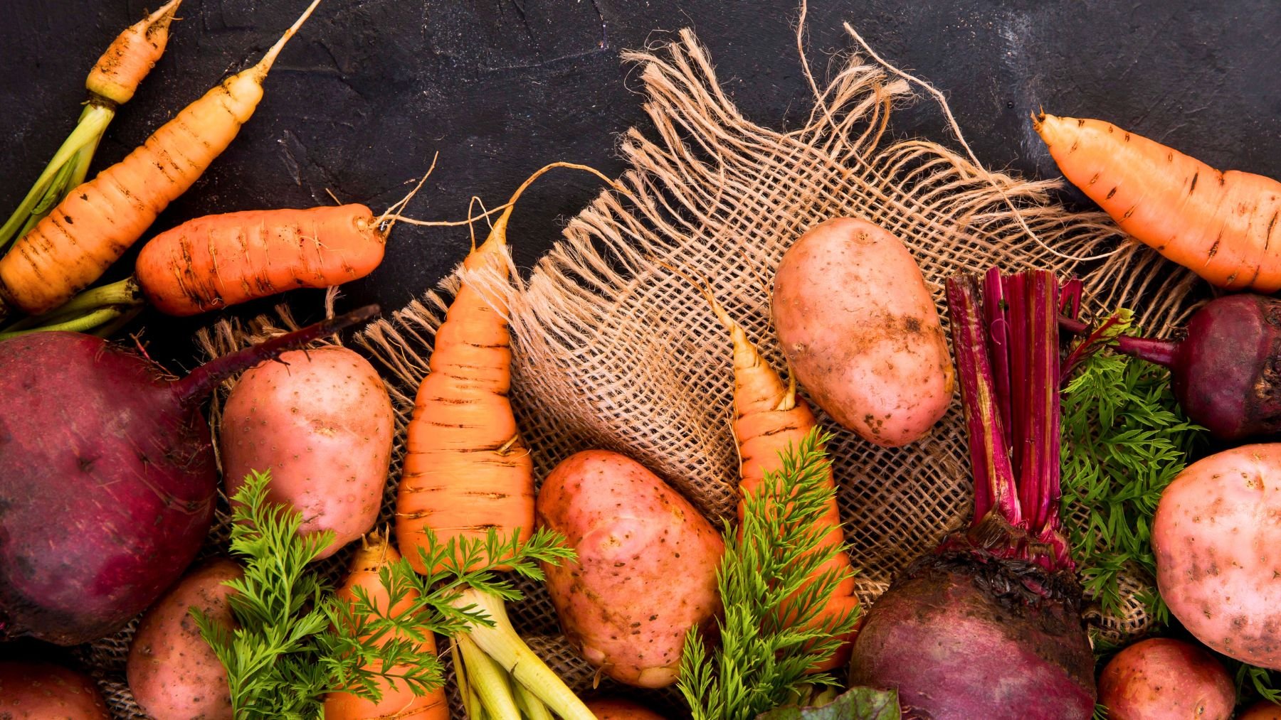 butelka suplementu witaminy A z kroplami obok szklanki wody