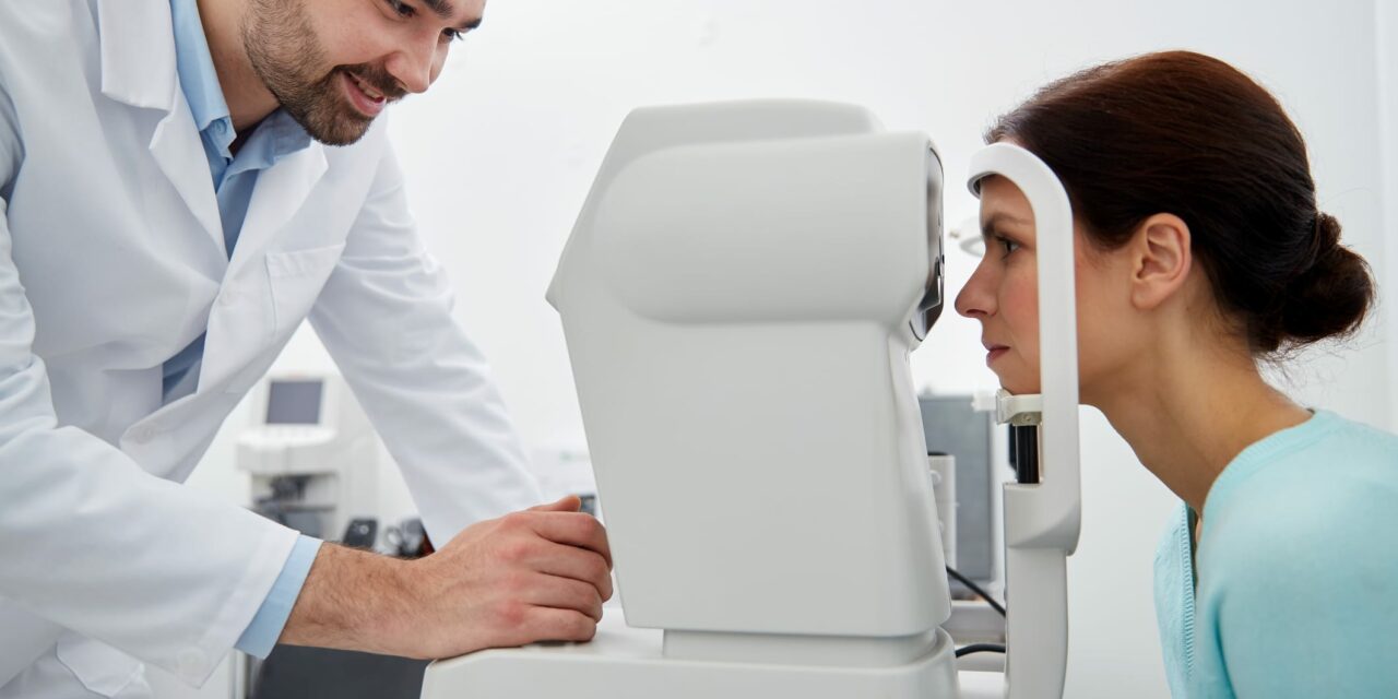 tonometr bezdotykowy dmucha strumieniem powietrza w otwarte oko pacjentki