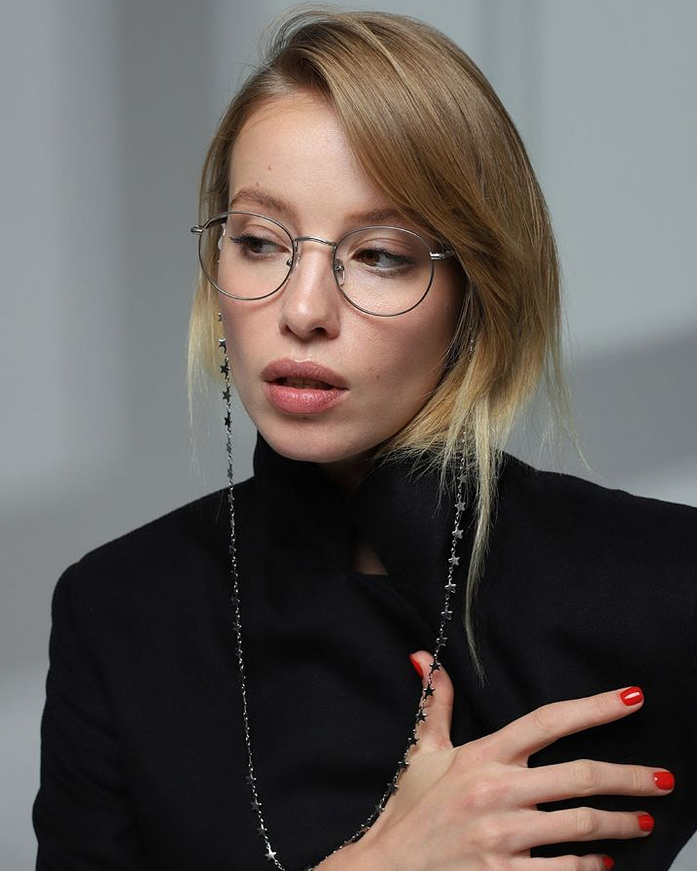 powiększony widok soczewek okularów antyalergicznych z powłoką blokującą alergeny