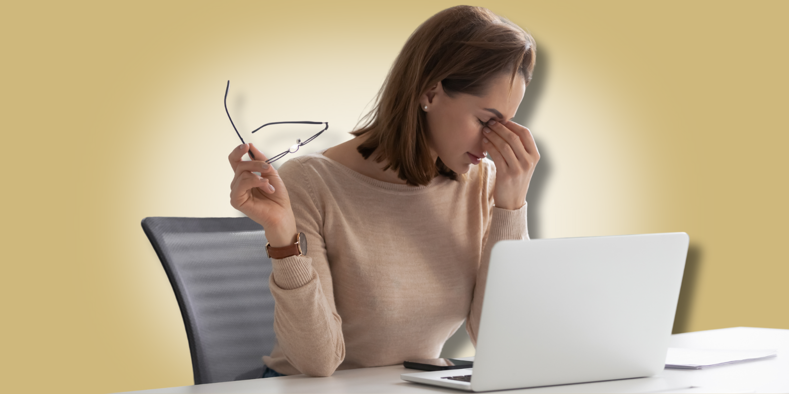 czerwone i podkrążone oczy młodej osoby z widocznymi naczynkami krwionośnymi