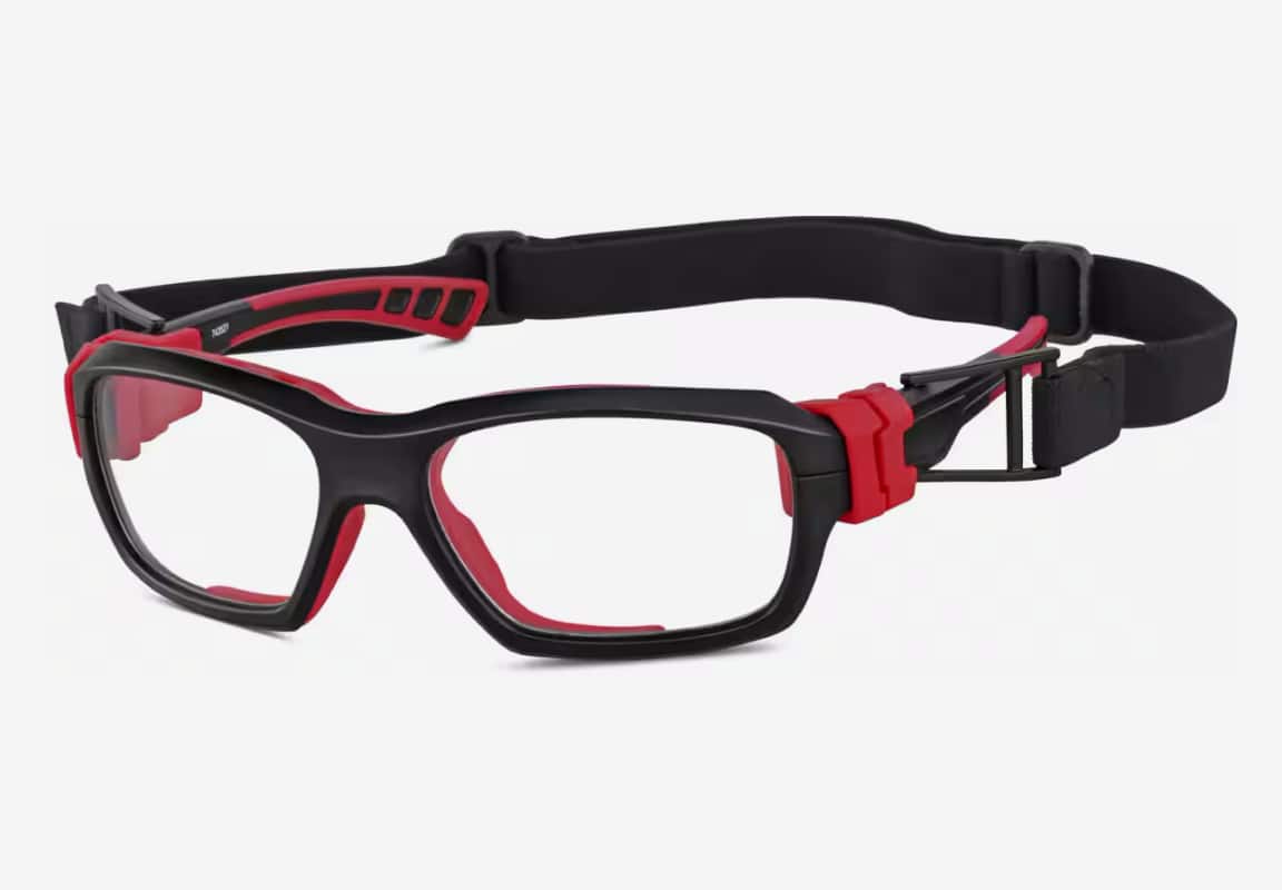 mężczyzna zakłada elastyczne okulary sportowe przed startem triathlonu nad jeziorem