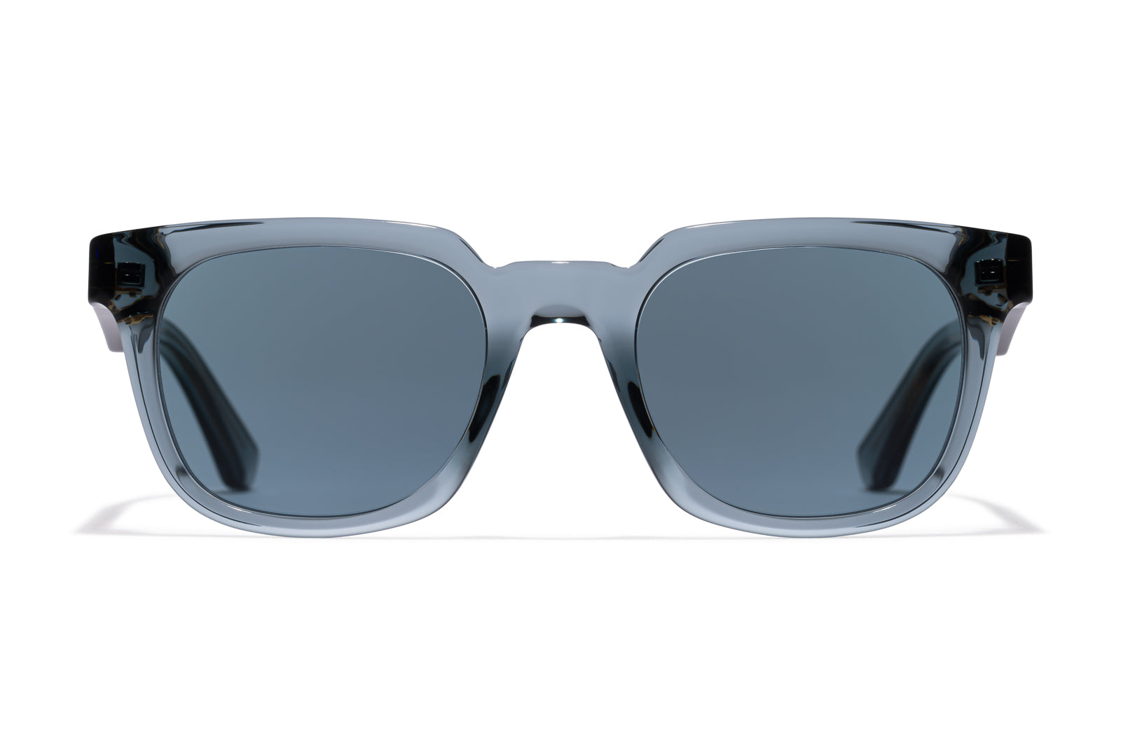 dziecko w okularach antyalergicznych bawi się w parku wśród pylących drzew